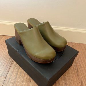RACHEL COMEY / Blaring Clogs -- olive green size 10